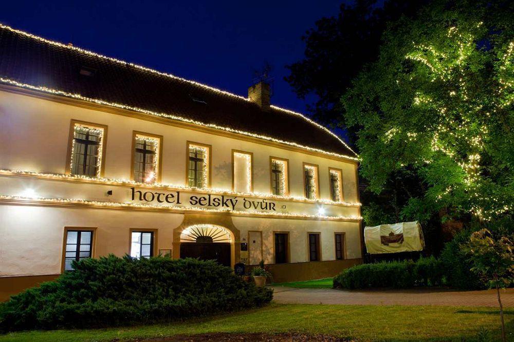 Hotel Selsky Dvur - Bohemian Village Courtyard Praga Exterior foto