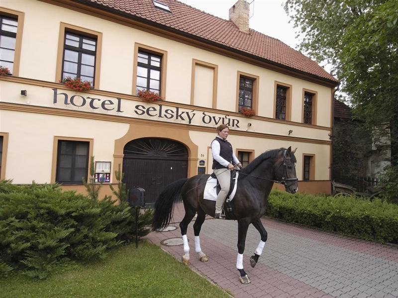 Hotel Selsky Dvur - Bohemian Village Courtyard Praga Exterior foto