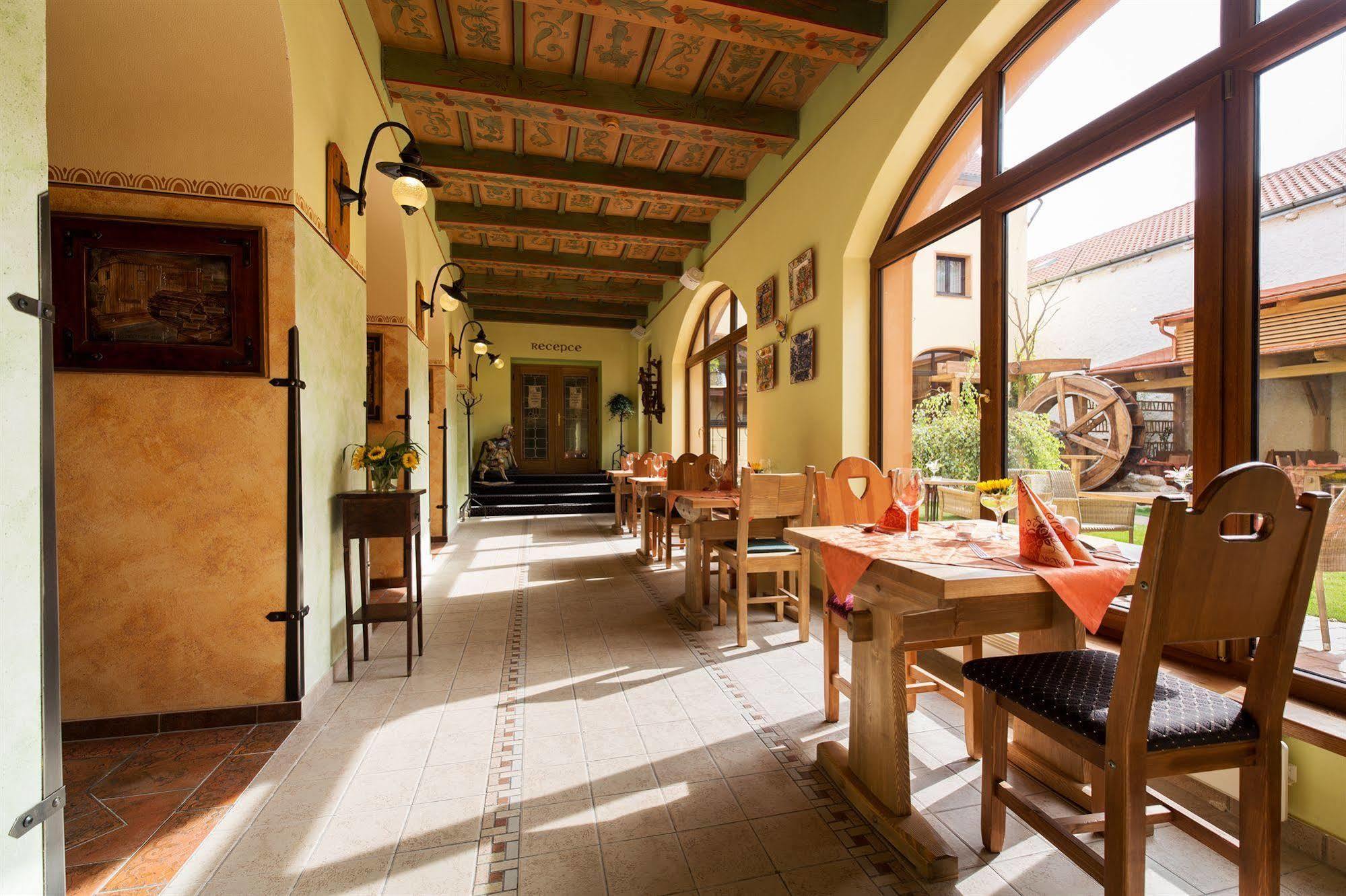 Hotel Selsky Dvur - Bohemian Village Courtyard Praga Restaurante foto