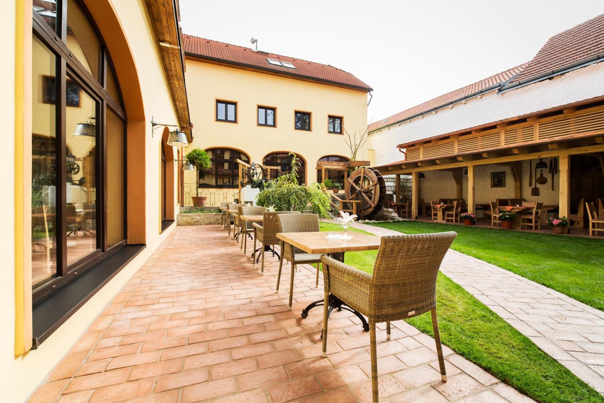 Hotel Selsky Dvur - Bohemian Village Courtyard Praga Exterior foto