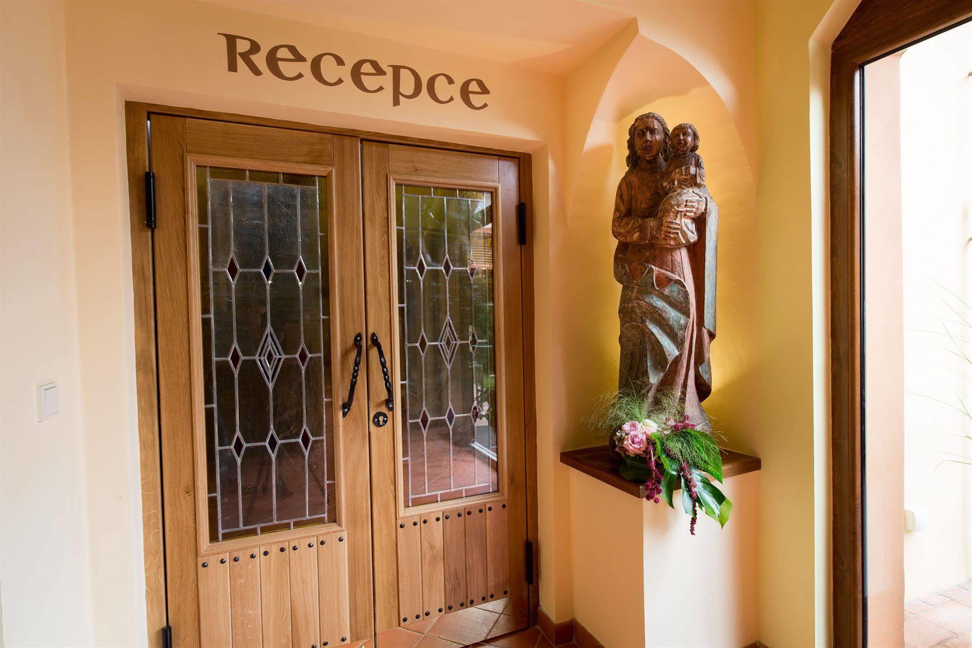 Hotel Selsky Dvur - Bohemian Village Courtyard Praga Exterior foto
